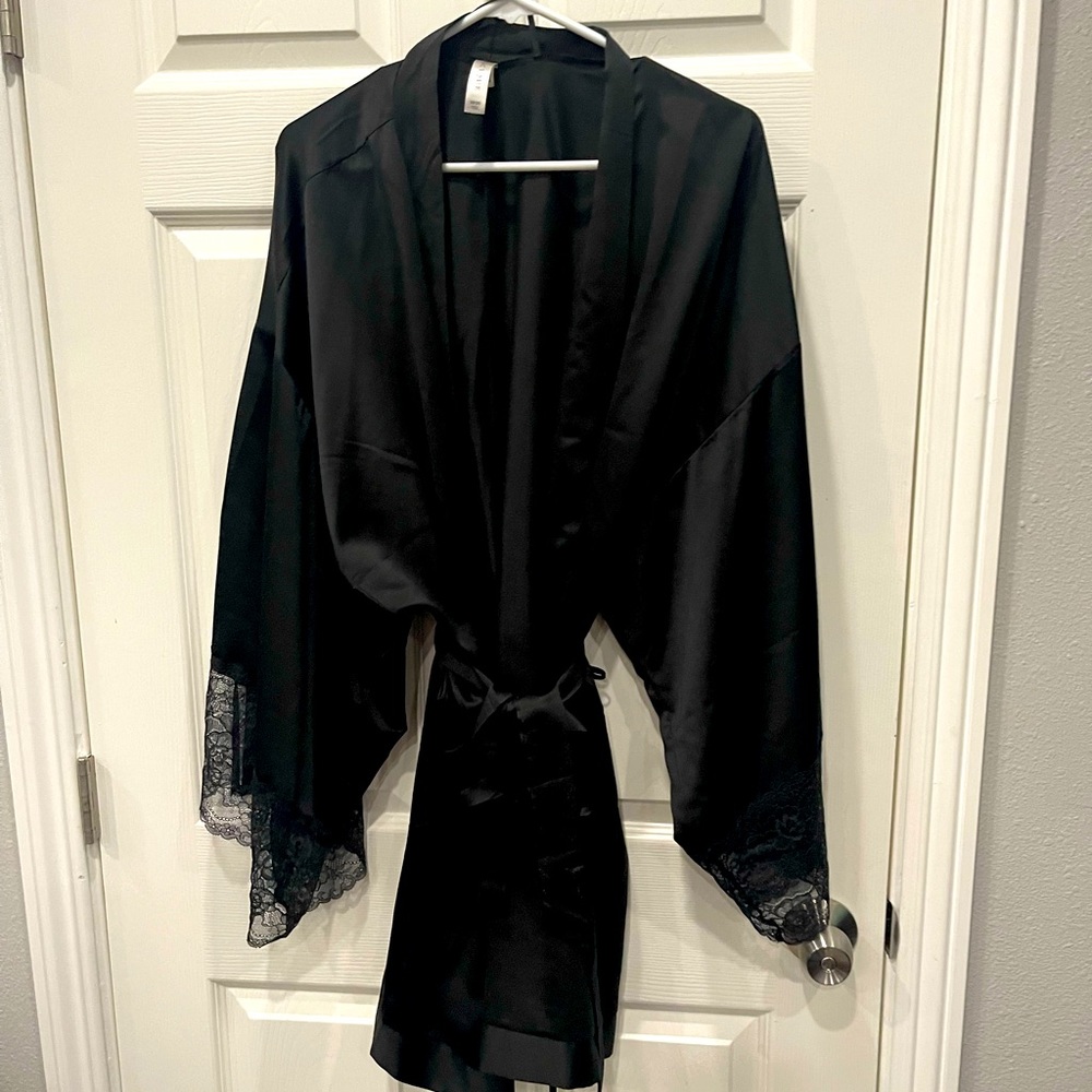 New without tags Plus Size Cacique Satin & Lace black robe / kimono - Size 18/20